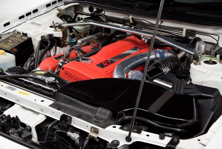 Những thay đổi đáng giá nhất của Skyline GT-R R-Tune nằm ở bên dưới nắp ca-pô. Động cơ 6 xi-lanh thẳng hàng 2.6l tăng áp kép với tên mã RB26DETT "huyền thoại" đã được Nismo độ lại với turbo mới, trục cam xe đua, các họng nạp đánh bóng, dàn tản nhiệt lớn hơn và bộ côn 2 đĩa. Ở dạng nguyên bản, động cơ này có công suất được công bố là 280 mã lực theo luật của Nhật lúc đó.