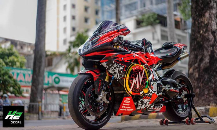 MV Agusta F4RR sở hữu khối động cơ 998 phân khối 4 xi-lanh thẳng hàng cho công suất 201 mã lực. Vào thời điểm ra mắt và ngay cả trong hiện tại, chiếc xe có công suất thuộc hàng "top" Thế giới nếu không tính tới các superbike sử dụng máy nạp khí cưỡng bức như Kawasaki Ninja H2.