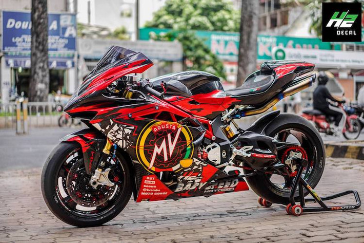 Siêu môtô MV Agusta F4RR là một trong số nhiều phiên bản đặc biệt của dòng superbike F4, với cấu hình gần như y hệt mẫu xe đua tại giải World Superbike Championship. Theo giới chơi xe Việt, hiện tại chỉ có 3 chiếc F4RR đang có mặt tại Việt Nam, với giá nhập về bởi các đại lý môtô tư nhân là khoảng 1,35 tỷ đồng.