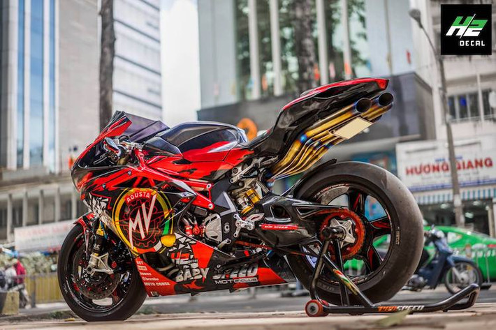 Với những chi tiết mới được cập nhật, chiếc MV Agusta F4RR này hiện vẫn đang là một trong những siêu môtô độ "khủng" nhất Việt Nam.