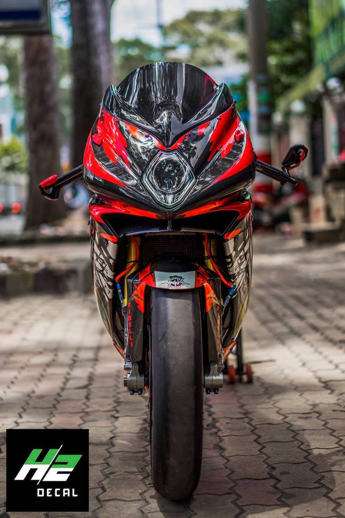 Trong 3 chiếc F4RR này, có một chiếc thuộc sở hữu của biker Long Xuyên đã được chủ nhân độ lại "hết bài", với những "đồ chơi" giá trị. Sau một thời gian "im hơi lặng tiếng", chiếc siêu môtô MV Agusta F4RR độ "khủng" nhất Việt Nam đã quay trở lại với ngoại hình mới mẻ và thêm nhiều phụ tùng độ "hàng khủng".
