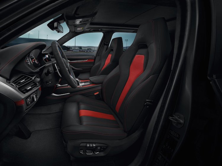 Ở bên trong nội thất, cả mẫu xe X5M và BMW X6M Black Fire đều đã được BMW trang trí lại với tông màu chủ đạo là da đen Merino, kết hợp cùng một số chi tiết bọc màu đỏ Mugello. Trong khi đó, những chi tiết ốp trang trí của xe cũng có màu đen bóng và BMW cũng không quên đặt logo Black Fire đặc biệt bên trong cabin.