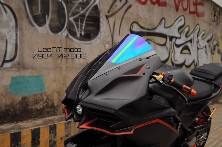 Lấy cảm hứng chính từ mẫu superbike sử dụng động cơ siêu nạp Kawasaki H2R, LeeAT đã chế mủ lại hoàn toàn phần đầu xe. Giống như H2R, chiếc NSR150SP chỉ có duy nhất một đèn pha LED nằm chính giữa bộ quây gió trước góc cạnh. Phía trên quây gió là kính chắn gió 7 màu được xưởng độ lấy từ một mẫu xe khác.