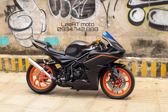Tuy nhiên sau 20 năm, thiết kế nguyên bản của NSR150SP đã khá lạc hậu, khiến nhiều biker tại Việt Nam tìm cách cải tiến kiểu dáng của chiếc xe. Với mong muốn này, một người chơi xe đã nhờ tới xưởng độ LeeAT tại Sài Gòn để "chế mủ" dàn vỏ chiếc NSR150SP trở nên "không đụng hàng" và hiện đại hơn.