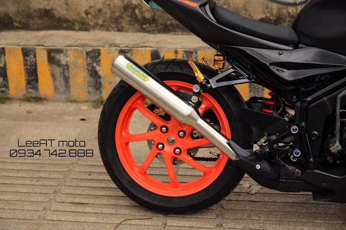 Khối động cơ 2 kỳ 150 cc của NSR150SP đã được Honda áp dụng một số công nghệ từ mẫu xe đua MotoGP NSR500 như lòng tráng hợp kim đặc biệt và van pô RC, khiến nó có thể đạt công suất "khủng" 39,5 mã lực và mô-men xoắn cực đại 26 Nm - ngang với những chiếc xe 250 cc hiện tại như Kawasaki Ninja 250 hay chính CBR250RR của Honda.