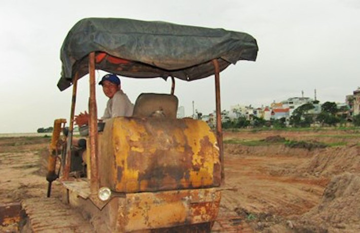 Đơn vị xây lắp đang thi công cho biết sẽ tạm dừng san ủi, tiến hành thận trọng từng bước, đảm bảo không ảnh hưởng đến mộ các liệt sĩ.