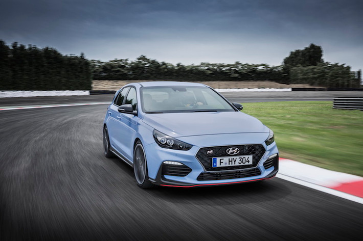 Thay đổi lớn nhất của i30N nằm ở bên dưới nắp ca-pô khi chiếc xe đã được Hyundai trang bị khối động cơ 2.0l 4 xi-lanh thẳng hàng tăng áp mới. Hãng sẽ bán chiếc xe với 2 phiên bản là bản thường và bản kèm theo gói lựa chọn Performance Package. Trong đó, phiên bản thường có công suất 246 mã lực và bản Performance Package mạnh 271 mã lực.