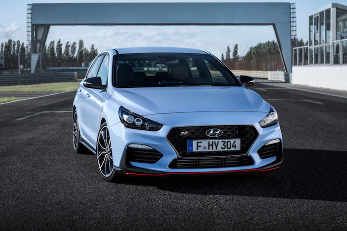 Dựa trên cơ sở i30 Hatchback, i30N đã có ngoại hình được cải tiến để mang đậm chất thể thao. Vẫn có hình dáng lưới tản nhiệt "Cascading Grille" đặc trưng của Hyundai, nhưng i30N đã có cản trước hoàn toàn mới với các khe hút gió lớn hơn. Bên cạnh đó, khung lưới tản nhiệt và chóa đèn pha đã có màu đen "ngầu" hơn.