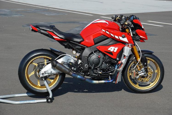 Mẫu siêu naked-bike với kiểu dáng cực "ngầu" Yamaha MT-10 đã trở nên thể thao hơn khi được "rã" ra độ từ đầu và nâng cấp với loạt đồ chơi "hàng hiệu". Tại thị trường Việt Nam, giá mẫu xe này tại một số cửa hàng tư nhân niêm yết khoảng gần 600 triệu đồng.