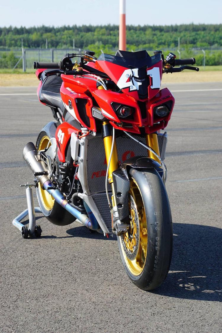 Thay vì phuộc KYB USD nguyên bản, chiếc MT-10 của Yamaha Klein đã được độ cặp phuộc Ohlins FGR300 theo chuẩn xe đua WSBK. Chưa dừng lại ở đó, hệ thống phanh trước của chiếc xe cũng đã được nâng cấp xứng tầm bằng cặp heo Brembo HP 4 piston và đĩa Brembo.