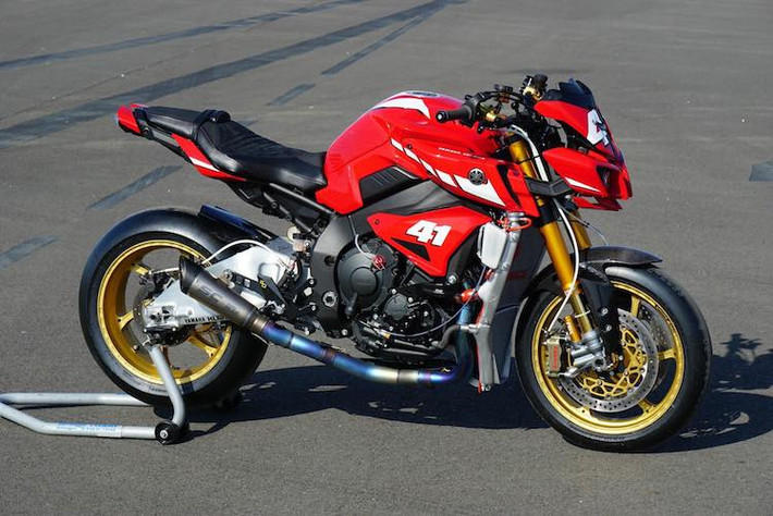 Được coi là phiên bản naked-bike của "đàn anh" R1, siêu môtô Yamaha MT-10 sở hữu chung bộ khung Deltabox và động cơ Crossplane 4 xi-lanh với "người anh em" superbike, nhưng có ngoại hình "ngầu" và "viễn tưởng" hơn nhiều. Tuy nhiên so với R1, những bản độ thực sự chất lượng từ MT-10 ít hơn hẳn.