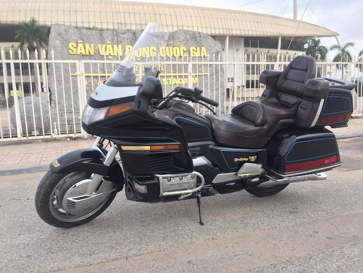 Ra mắt lần đầu vào năm 1974, dòng xe touring Honda Goldwing đã nhanh chóng được ưa chuộng bởi độ bền bỉ và êm ái trên đường trường. Tới năm 1987, thế hệ Honda Goldwing GL1500 thứ 4 đã được ra mắt, được thiết kế lại toàn bộ để có thể trở thành một chiếc xe touring "tối thượng", có khả năng đánh bại cả những mẫu xe Âu Mỹ cùng thời.