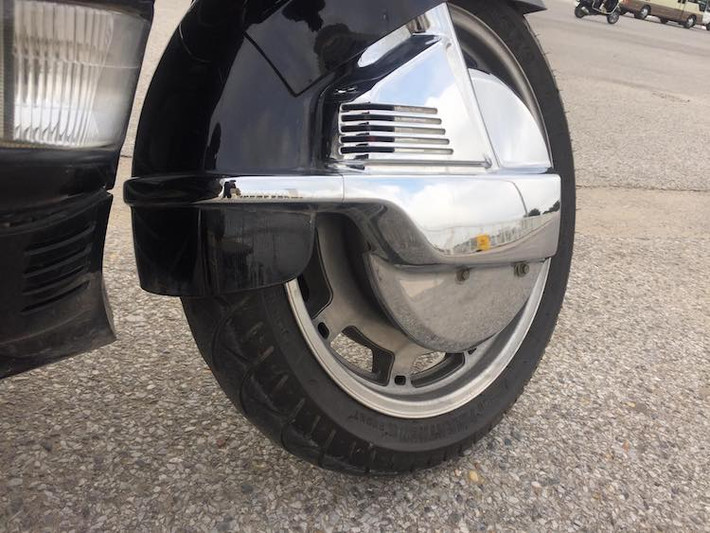 Một trong những đặc trưng của Goldwing GL1500 bên cạnh thiết kế góc cạnh là hệ thống phuộc trước chống "chúi đầu" xe khi phanh gấp và có khoảng hành trình 140 mm, tăng độ êm ái trên đường. Phuộc sau của chiếc xe cũng có trợ lực bằng khí nén với khoảng hành trình 100 mm. Hệ thống phanh đĩa trước xe được bảo vệ bởi nắp chụp mạ chrome sáng bóng.