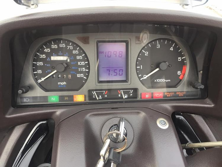 Dù ra đời từ cuối thập niên 80 nhưng bảng đồng hồ của "vua đường trường" Goldwing GL1500 có thiết kế với đầy đủ thông tin, tương tự như đồng hồ của một chiếc xe hơi. Ngoài 2 đồng hồ báo tua và báo tốc, chiếc xe còn có thêm một màn hình hiển thị đa thông tin nằm ở chính giữa.