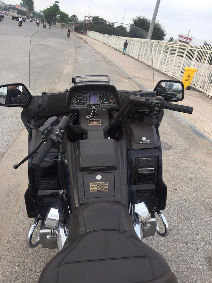 Tay lái của Goldwing có thiết kế vươn cao và dài về phía sau để tạo tư thế ngồi thoải mái khi đi trên đường trường. Là một mẫu xe touring, xung quanh Goldwing GL1500 có khá nhiều các khoang, hộc chứa đồ. Dù ra mắt từ khá lâu nhưng chiếc xe vẫn có hệ thống giải trí độc lập với đầu cassette/radio và loa ngoài.