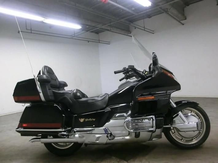 Sau GL1500, thế hệ Goldwing GL1800 ra mắt vào năm 2001 và hiện vẫn đang tiếp tục được sản xuất. Tại Việt Nam, Goldwing GL1500 cũng được nhập vào nước ta với số lượng tương đối nhỏ để phục vụ dẫn đoàn. Chiếc môtô Honda Goldwing GL1500 đời 1988 trong bài viết này dù đã khá "cao tuổi" nhưng vẫn được chủ xe giữ trong tình trạng hoàn hảo, khiến nó trở thành người "bạn đường" tin cậy trên đường trường.