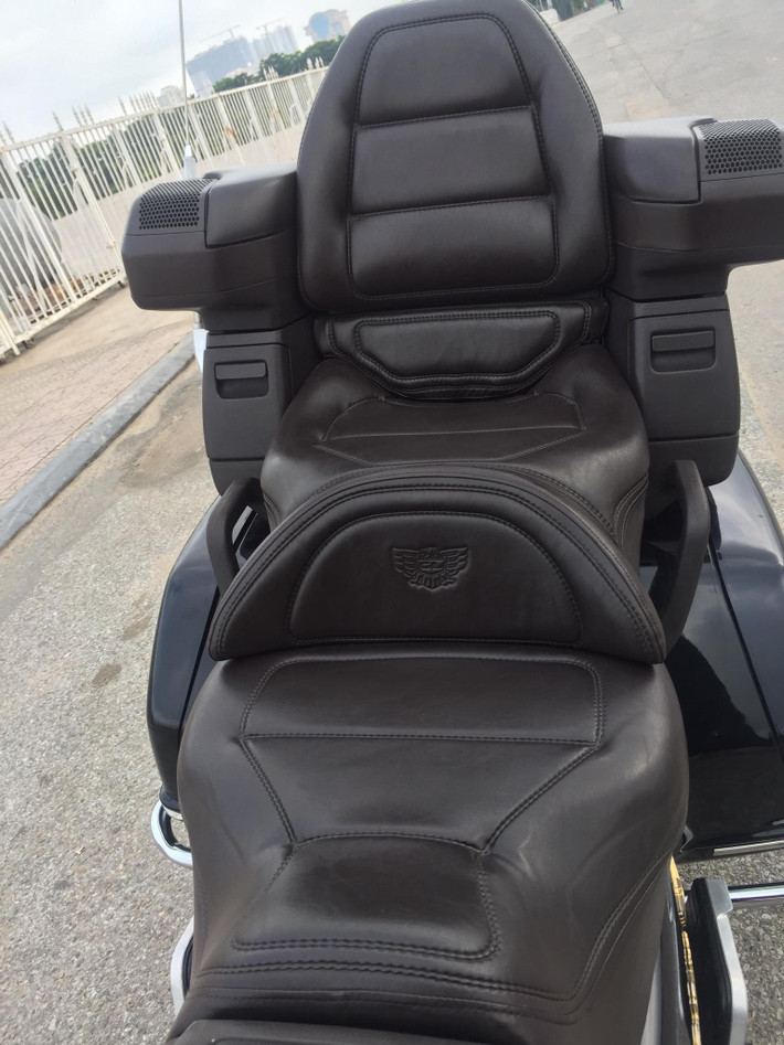 Bộ yên của Goldwing GL1500 cũng có thiết kế dạng "ghế bành" tạo sự thoải mái cho cả người lái lẫn hành khách khi di chuyển trên những hành trình xa. Bề mặt yên được bọc da cao cấp, với đệm đỡ hông người lái dập nổi logo đặc trưng của Goldwing.