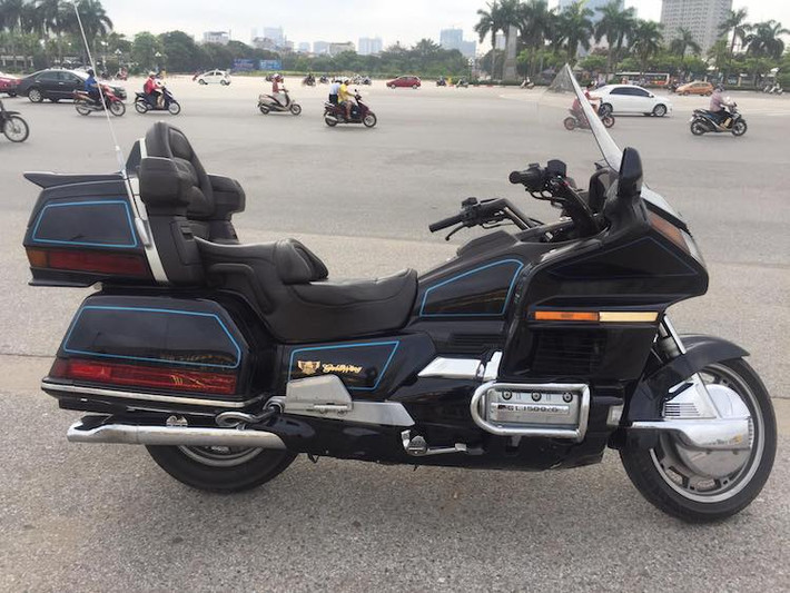 So với thế hệ GL1200 trước đó, Goldwing GL1500 có thiết kế lớn hơn. Được phát triển trong thập niên 80, chiếc xe cũng có thiết kế vuông vức, góc cạnh hơn. Đặc biệt, hiệu năng khí động học của Goldwing cũng được chú trọng hơn khi thân xe được thiết kế với bộ vỏ nhựa được ghép liền mạch với nhau.