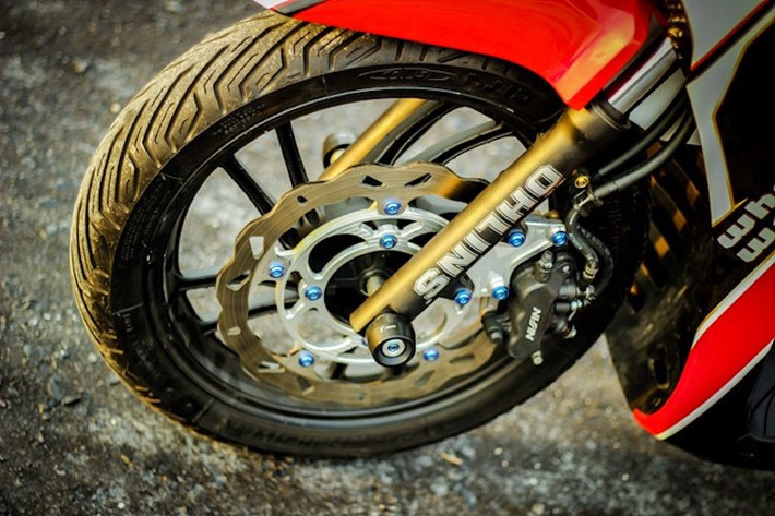 Trên bản độ này, "dàn chân" của chiếc xe vẫn được giữ nguyên bộ mâm 5 cánh kép 16 inch nguyên bản của SH, tuy nhiên bộ lốp xe đã được nâng cấp bằng lốp Michelin City Grip bám đường hơn. Heo Nissin 3 pis của xe nay đã kết hợp với đĩa kiểng lòng CNC đường kính lớn hơn.