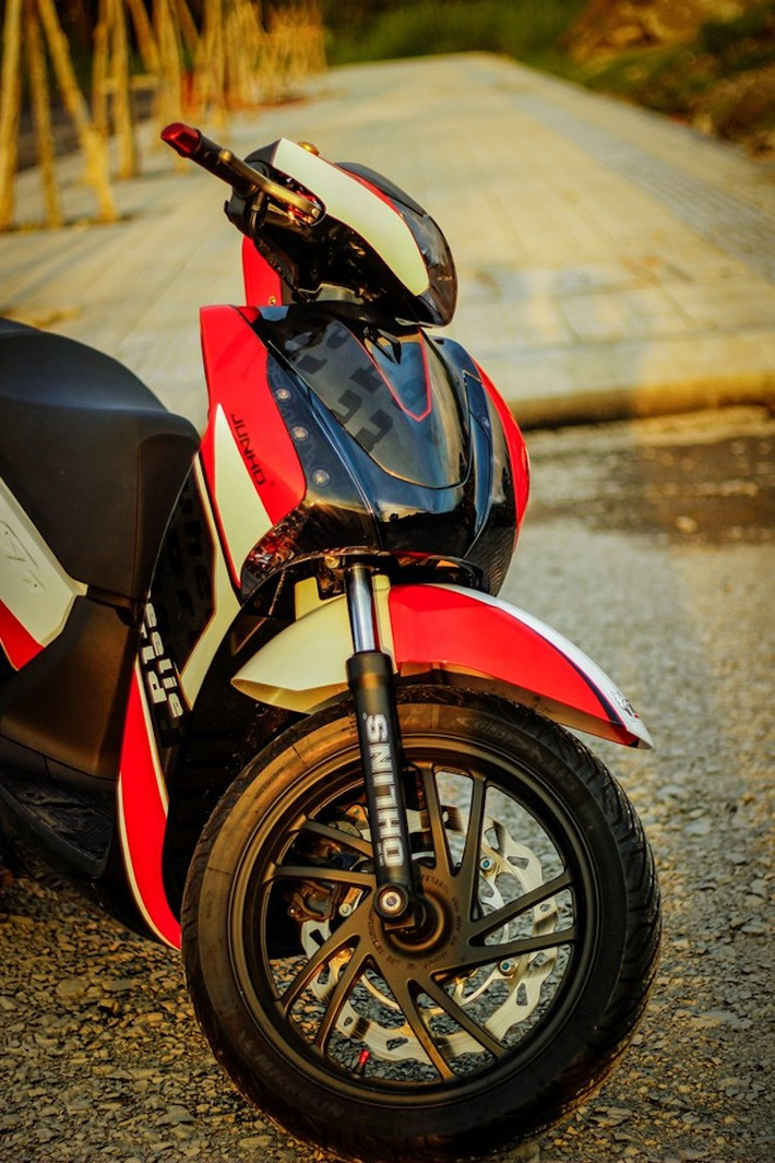Chiếc xe tay ga Honda SH thuộc thế hệ thứ 6 đã được người chơi xe Sài Gòn "dọn" lại theo sở thích cá nhân với một số "đồ chơi" cao cấp và dàn vỏ sơn tem đấu bắt mắt.