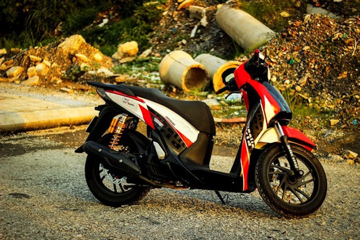 Toàn bộ dàn vỏ nguyên bản của chiếc SH vẫn được giữ nguyên thiết kế, tuy nhiên lớp sơn tem đấu với các họa tiết hình khối hiện đại khiến cho chiếc xe trông thể thao và bắt mắt hơn. Cặp mâm của chiếc xe cũng có màu đen mờ mạnh mẽ theo phong cách phiên bản SH Sporty.