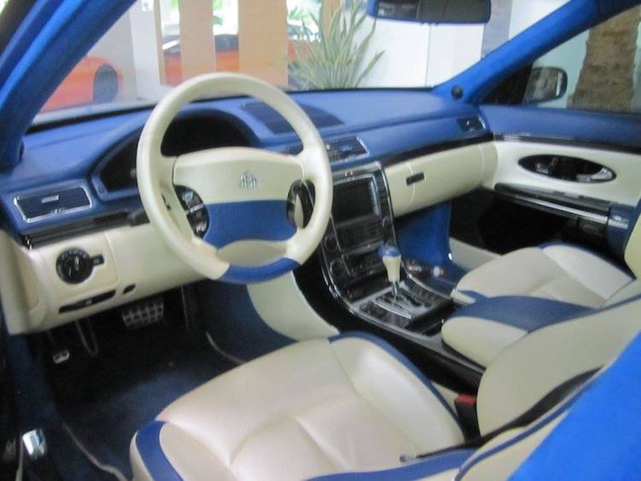 Hãng cũng không quên trang bị cho chiếc xe bộ mâm 6 cánh hình vòng đặc trưng cho Maybach. Ngoài ra, màu sơn xanh da trời được FAB Design lựa chọn cho ngoại thất cũng không phù hợp với Maybach. Chưa dừng lại ở ngoại thất, hãng độ này còn "mạnh tay" kết hợp màu xanh với trắng trong nội thất.