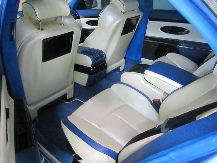 Ra mắt từ đầu Thế kỷ 21, Maybach 57 thiếu vắng nhiều tiện nghi hiện đại như các dòng xe siêu sang hiện nay. Tuy nhiên chiếc xe vẫn sở hữu cabin đẳng cấp với toàn bộ các ghế chỉnh điện, hệ thống thông tin giải trí độc lập cho hàng ghế sau, kết nối iPod...