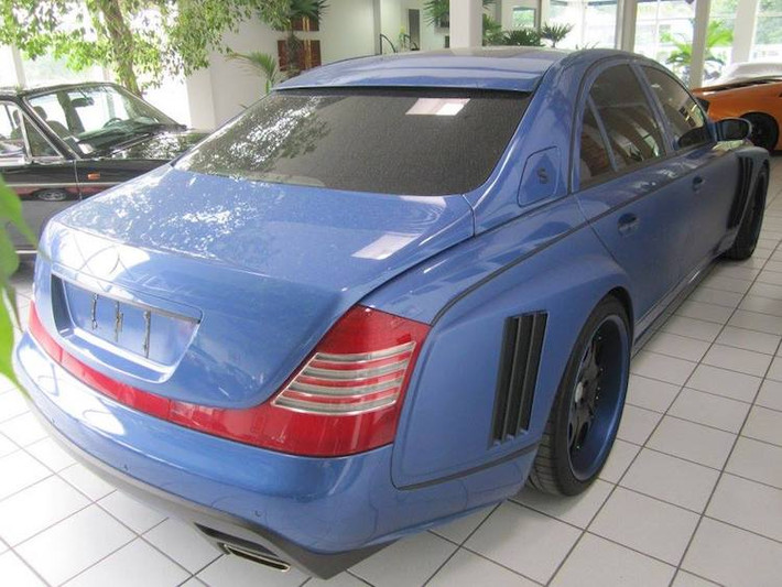 Với những vòm bánh được nới rộng, có vẻ như gói độ FAB Design cho Maybach không quá khác biệt so với những bản độ widebody xe siêu sang hiện nay. Tuy nhiên điều đáng nói ở đây là gói widebody bằng sợi carbon này đã được FAB Design thiết kế theo hướng thể thao hoàn toàn không hợp với kiểu dáng thanh lịch của Maybach 57.