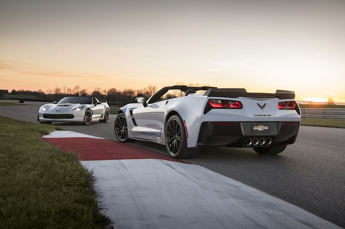 Xe có 2 lựa chọn hộp số là số sàn 7 cấp hoặc số tự động 8 cấp. Tại Mỹ, Corvette C7 Stingray 2018 sẽ có giá khởi điểm từ 56.490 USD (tương đương 1,28 tỷ đồng) cho bản coupe và 60.490 USD (tương đương 1,37 tỷ đồng) cho bản mui trần.