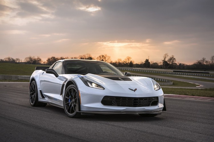 Về ngoại hình, bộ mâm đường kính 18 inh phía trước và 19 inch phía sau trên Corvette 2017 đã được nâng đường kính lên 1 inch nhờ sử dụng loại mâm vốn trước đây chỉ có trên bản Z51. Ngoài ra chiếc xe còn có thêm 5 tùy chọn thiết kế mâm mới cùng mui màu đỏ Spice Red và một số màu sắc thân xe khác.
