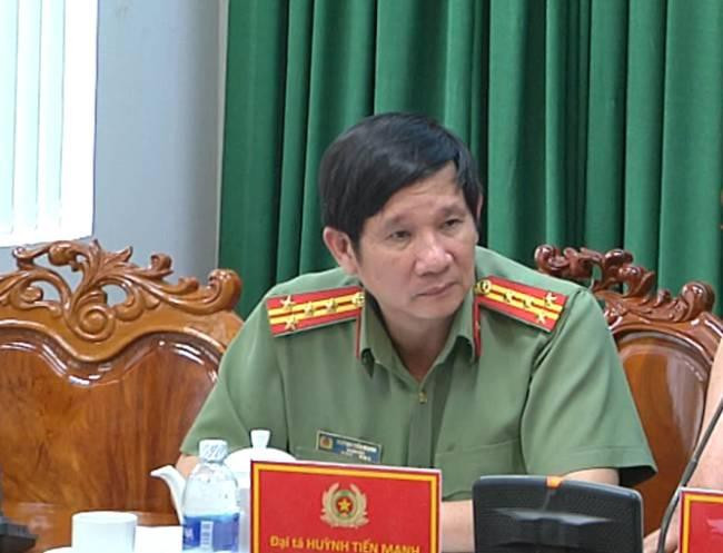 Những vi phạm của ông Huỳnh Tiến Mạnh liên quan đến một loạt vụ việc cán bộ công an nổ súng làm chết người. Tháng 9/2013, tại trạm CSGT Suối Tre (thị xã Long Khánh, nay là TP Long Khánh), sau mâu thuẫn khi đi hát karaoke, Đại úy trạm CSGT Suối Tre Ngô Văn Vinh đã dùng súng bắn chết Trạm phó là Thiếu tá Trần Ngọc Sơn, ngoài ra một cán bộ trạm này cũng bị thương do trúng đạn. Vinh sau đó nhận 9 năm tù (Ảnh: Một Thế giới)