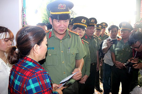 Tháng 1/2014, lại xảy ra vụ việc Thượng sĩ Vũ Thanh Bảo, công tác tại Công an huyện Cẩm Mỹ đi bắt sòng bạc trong một tiệc cưới ở trên địa bàn đã nổ súng khiến một người dân thiệt mạng. Vụ án được khép lại với lý do súng bị "cướp cò" (Ảnh: Báo Đồng Nai).