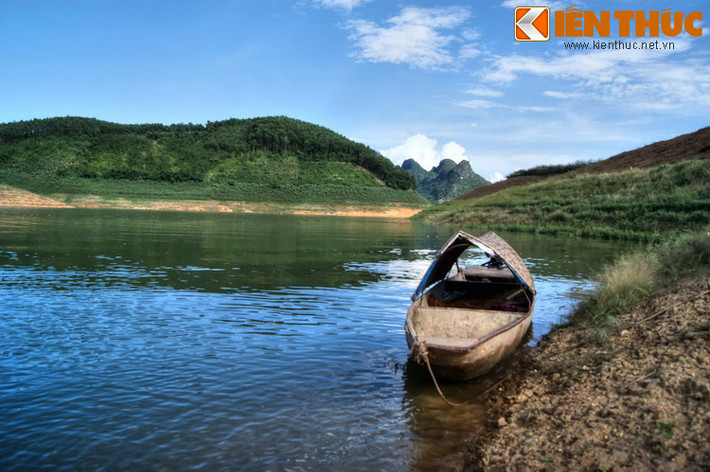 Điểm tô cho khung cảnh thiên nhiên tươi đẹp là những con thuyền đơn sơ của dân chài.