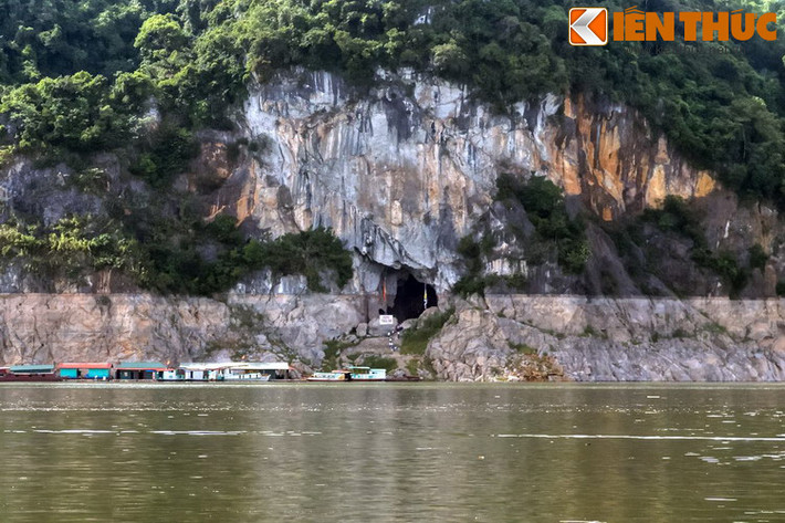 Động Thác Bờ là một địa điểm không thể bỏ qua trong hành trình khám phá hồ thủy điện Hòa Bình. Đây là nơi có đền Thác Bờ, một ngôi đền nổi tiếng linh thiêng của đạo thờ Mẫu.