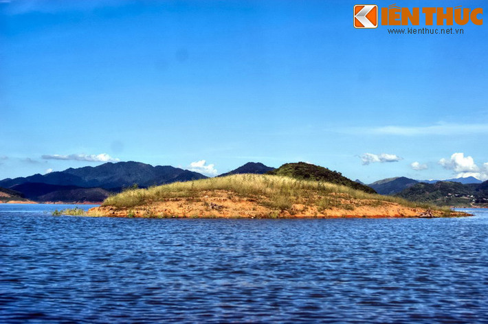Hình thành từ dòng nước của sông Đà, hồ Hòa Bình trải dài trên 20 km. Dung tích của hồ vào khoảng 9,45 tỷ mét khối.