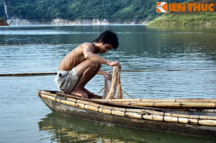 Đời sống vùng sông nước hiện lên với đầy vẻ mộc mạc và thanh bình.