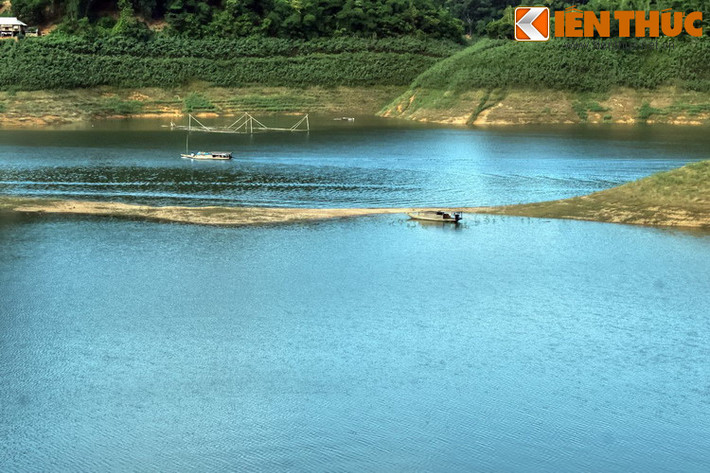 Với khung cảnh thiên nhiên tuyệt đẹp, khu vực lòng hồ giờ đã trở thành một địa điểm du lịch được nhiều người ưa thích ở khu vực phía Bắc.