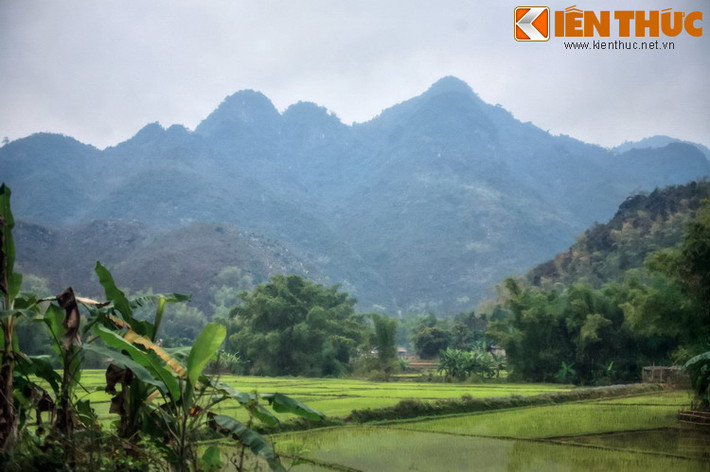 Nằm cách thủ đô Hà Nội khoảng 140 km và thành phố Hòa Bình khoảng 60 km, huyện Mai Châu (tỉnh Hòa Bình) là một điểm đến nổi tiếng với vẻ đẹp thiên nhiên kỳ vĩ và nét văn hóa độc đáo của đồng bào các dân tộc thiểu số.