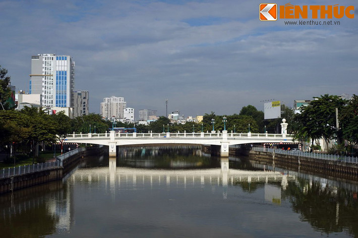Bắc qua rạch Thị Nghè ở ranh giới giữa quận 1 và quận Bình Thạnh của TP.HCM, cầu Bông là một trong những cây cầu có lịch sử lâu đời nhất của vùng đất Sài Gòn - Gia Định xưa.