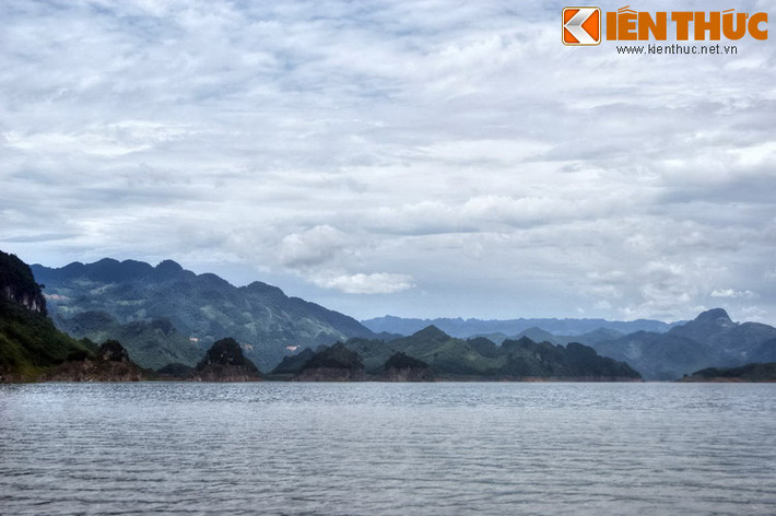 Do hình thành ở một vùng núi đá vôi trùng điệp, bức tranh phong cảnh ở hồ thủy điện Hòa Bình khiến nhiều người choáng ngợp với vô vàn hòn đảo nhấp nhô trên mặt nước xanh.