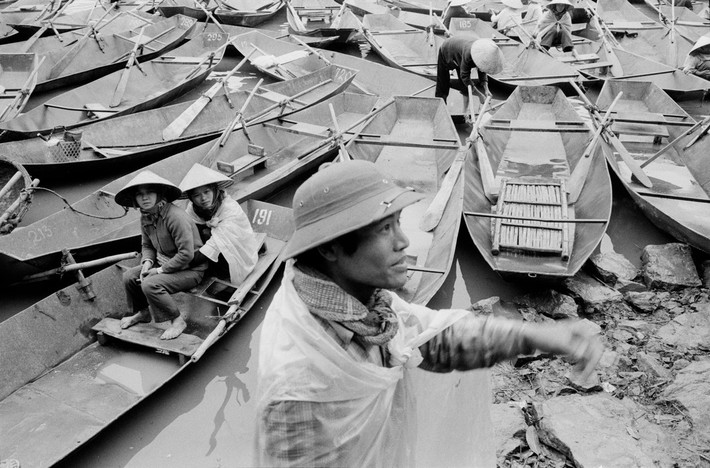 Những con thuyền trên bến Đục ngày 28/2/1990 (ngày 4/2 Âm lịch, năm Canh Ngọ). Hình ảnh nằm trong loạt ảnh trảy hội chùa Hương năm 1990 do phóng viên John Vink thuộc tổ chức nhiếp ảnh quốc tế Magnum Photos thực hiện.