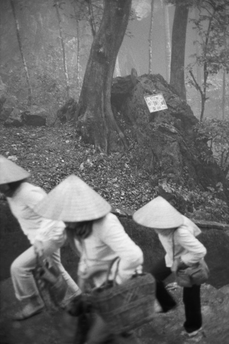 Trên đường lên một ngôi chùa. Ảnh: Magnumphotos.com