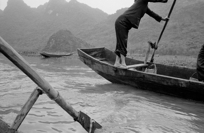 Thuyền chở khách hành hương trên suối Yến. Ảnh: Magnumphotos.com