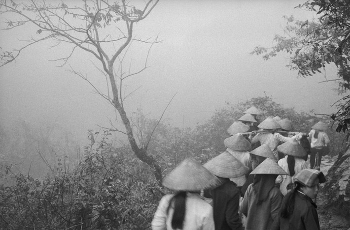 Đoàn người hành hương di chuyển trong sương mù dày đặc. Ảnh: Magnumphotos.com
