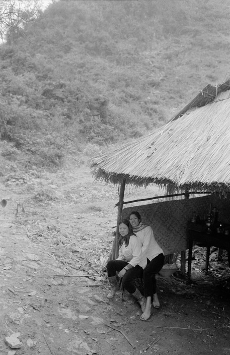 Hai nữ bán hàng của một quán nước trên đường hành hương. Ảnh: Magnumphotos.com