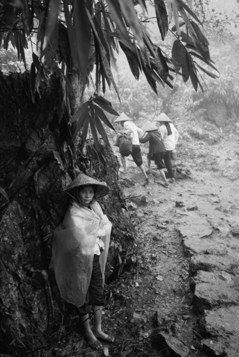Bà lão ăn xin ven lối mòn đến động Hương Tích. Ảnh: Magnumphotos.com