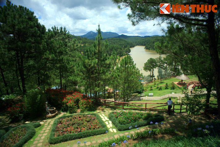 Nằm ở phía Bắc thành phố Đà Lạt (tỉnh Lâm Đồng) khoảng 5 km về phía Bắc, Thung lũng Tình Yêu là một thắng cảnh nổi tiếng cả nước với vẻ đẹp lãng mạn, trữ tình.