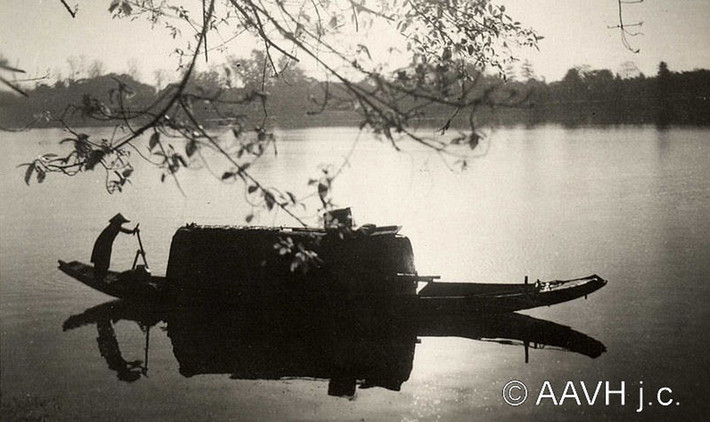 Một con thuyền trên sông Hương, 1950.