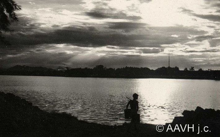 Hoàng hôn trên sông Hương, 1930.