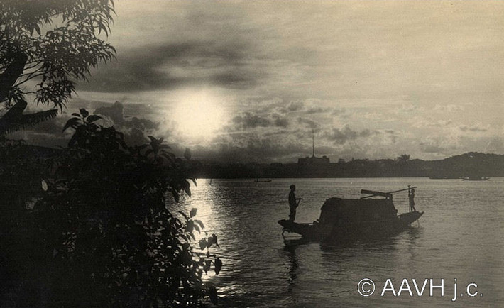 Hoàng hôn trên sông Hương, 1929.